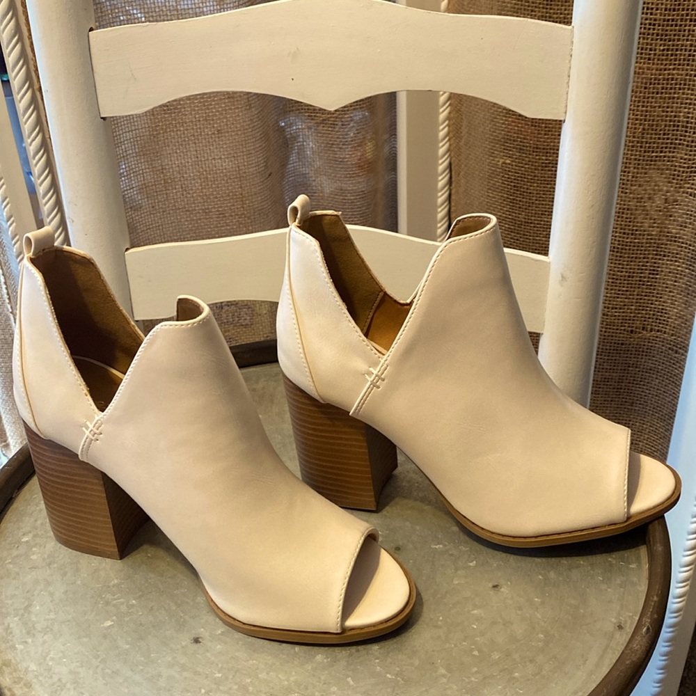 Qupid Beige Suede 3” Block Heeled Ankle Booties Size 10. NEVER WORN